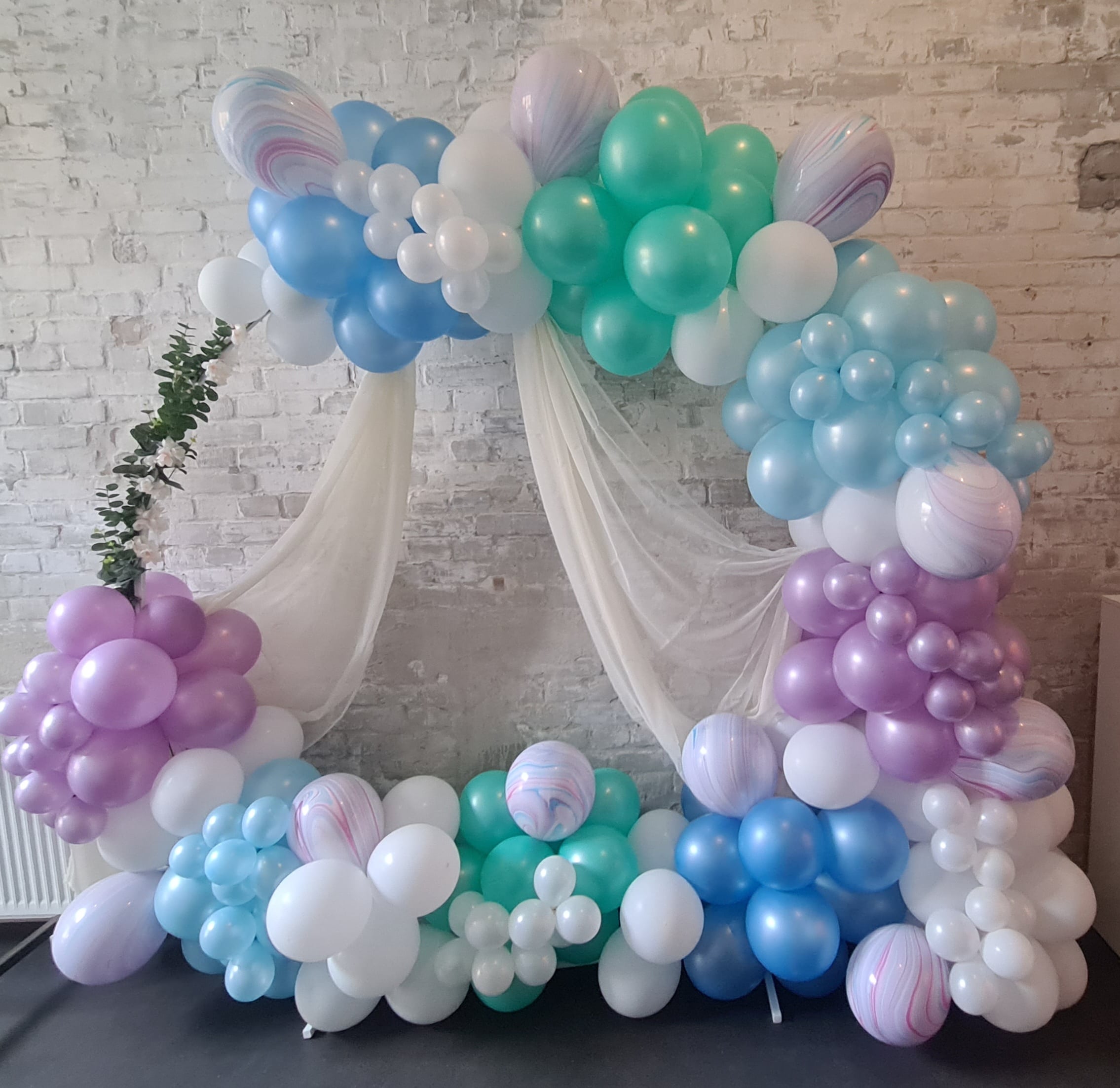 Ballondekoration Hochzeit - Großer Ballonring mit Tüchern für die Hochzeitsfeier